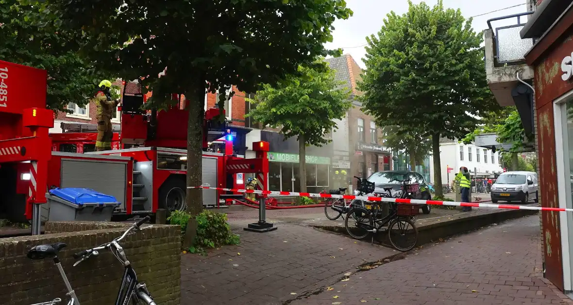 Veel rookontwikkeling bij brand in winkel - Foto 5