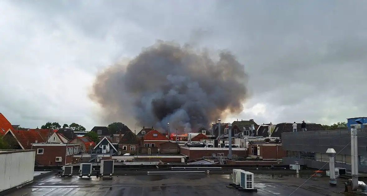 Veel rookontwikkeling bij brand in winkel - Foto 6