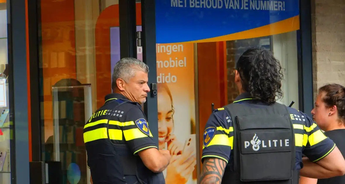 Overval op telefoonwinkel daders dreigen met vuurwapen