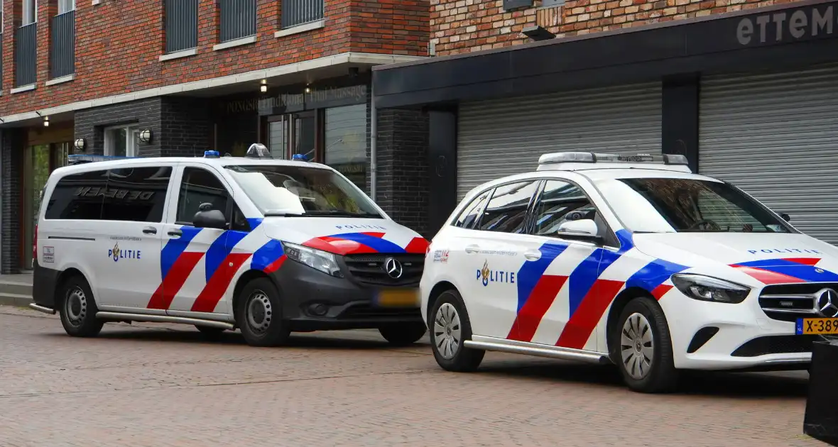 Overval op telefoonwinkel daders dreigen met vuurwapen - Foto 3