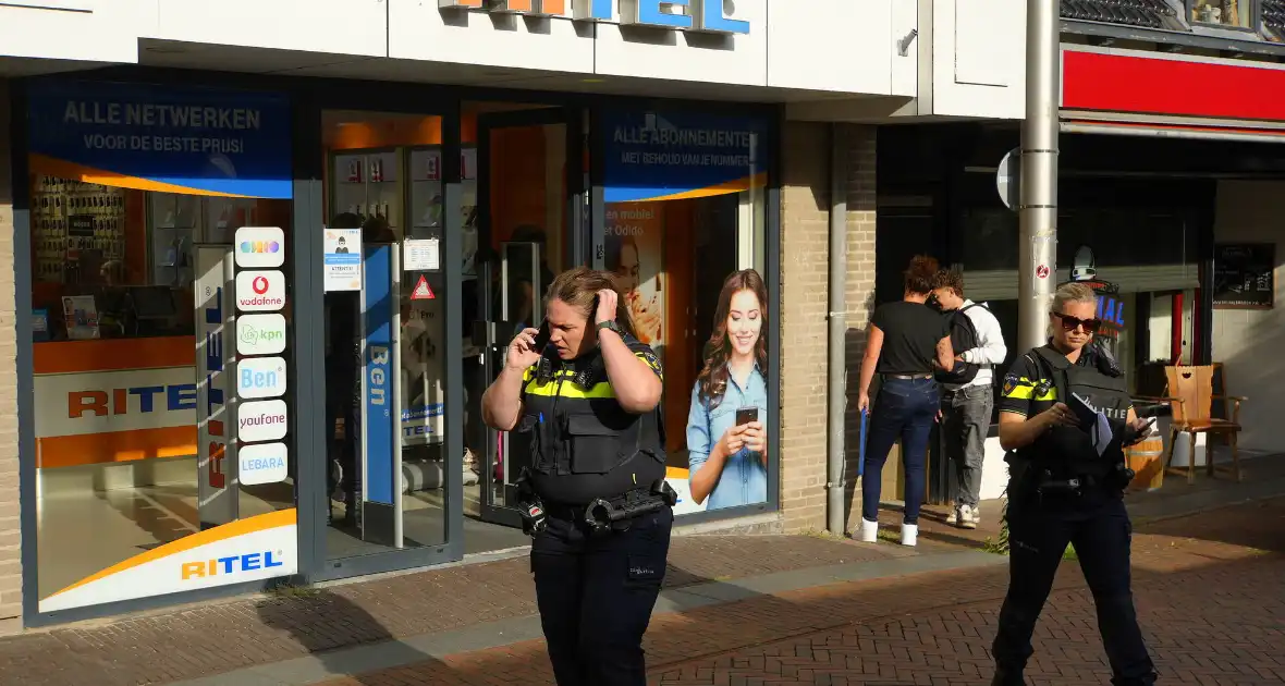 Overval op telefoonwinkel daders dreigen met vuurwapen - Foto 4