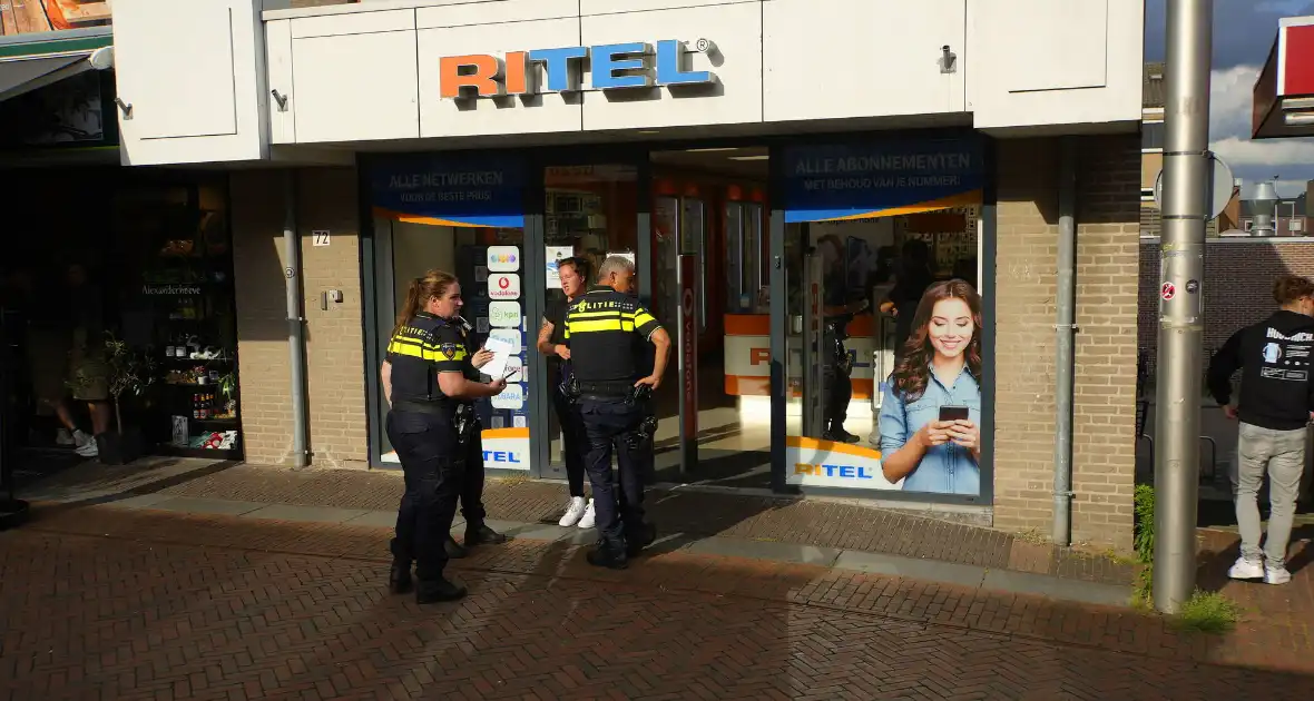 Overval op telefoonwinkel daders dreigen met vuurwapen - Foto 5