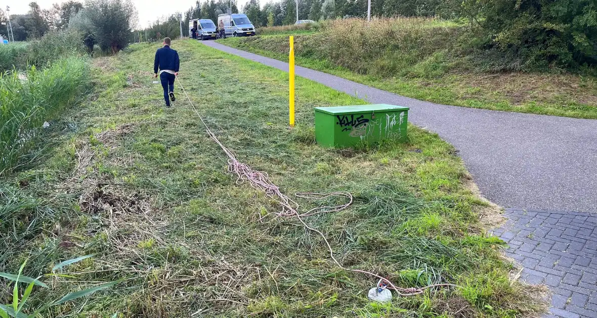 Duikers van arrestatieteam zoeken vlakbij plek van aangetroffen overleden persoon - Foto 1