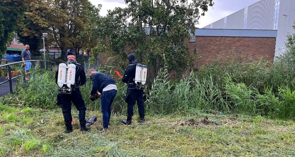 Duikers van arrestatieteam zoeken op plaats van aangetroffen overleden persoon - Foto 3