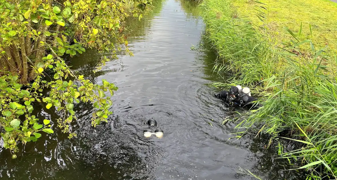 Duikers van arrestatieteam zoeken op plaats van aangetroffen overleden persoon - Foto 5