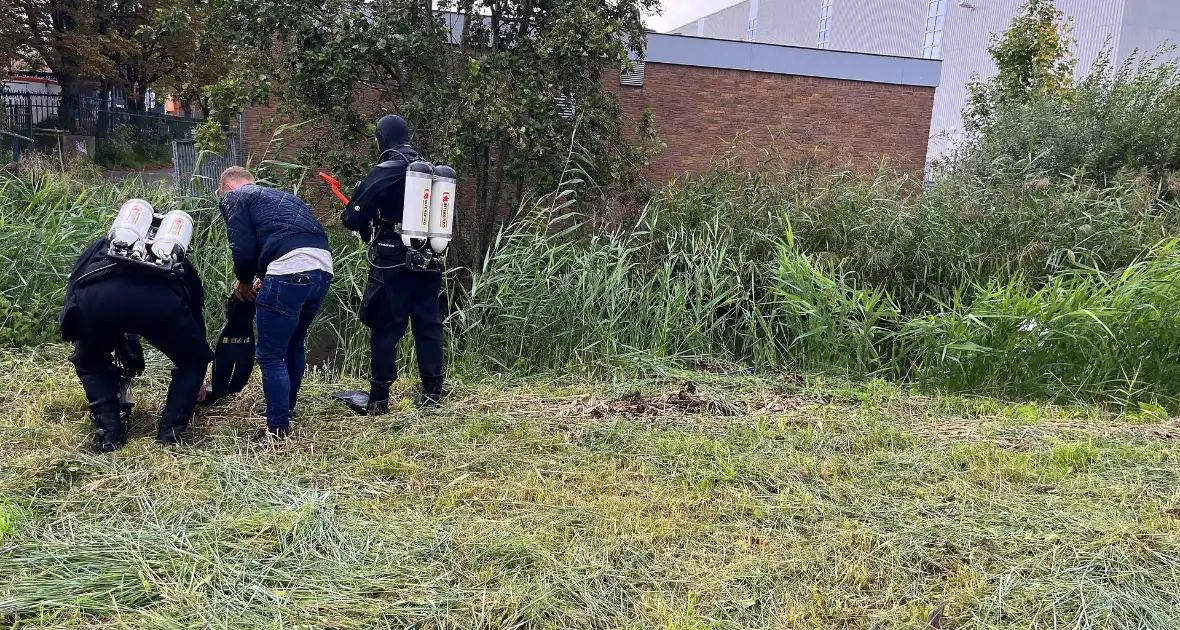 Duikers van arrestatieteam zoeken vlakbij plek van aangetroffen overleden persoon - Foto 6