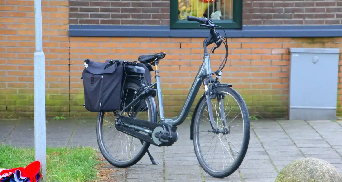 Fietser gewond naar ziekenhuis - Foto 6