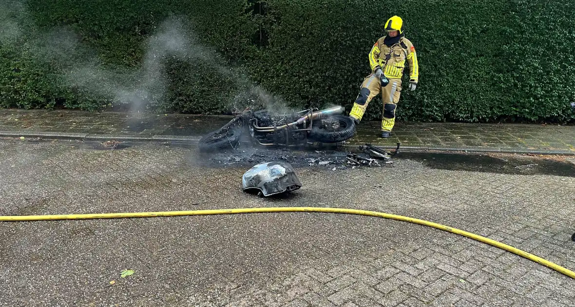 Motor volledig verwoest door brand - Foto 1