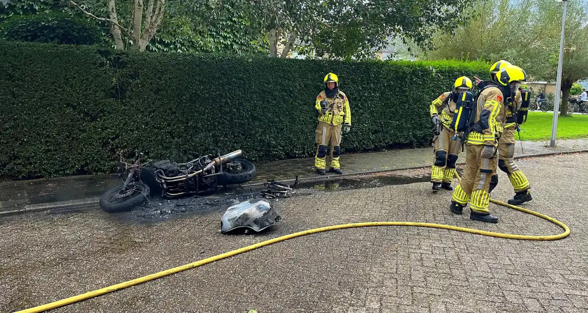 Motor volledig verwoest door brand - Foto 2