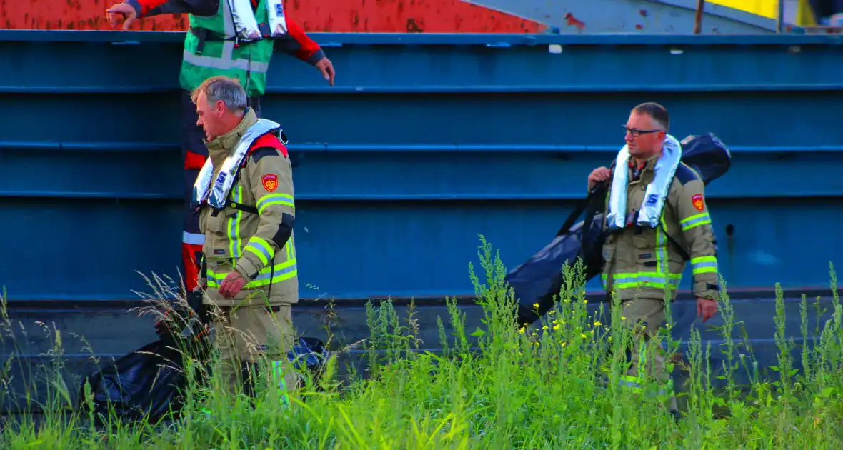 Hulpdiensten Ingezet voor Incident op binnenvaartschip - Foto 10