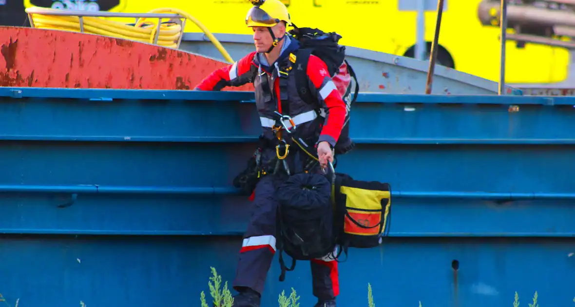 Hulpdiensten Ingezet voor Incident op binnenvaartschip - Foto 6