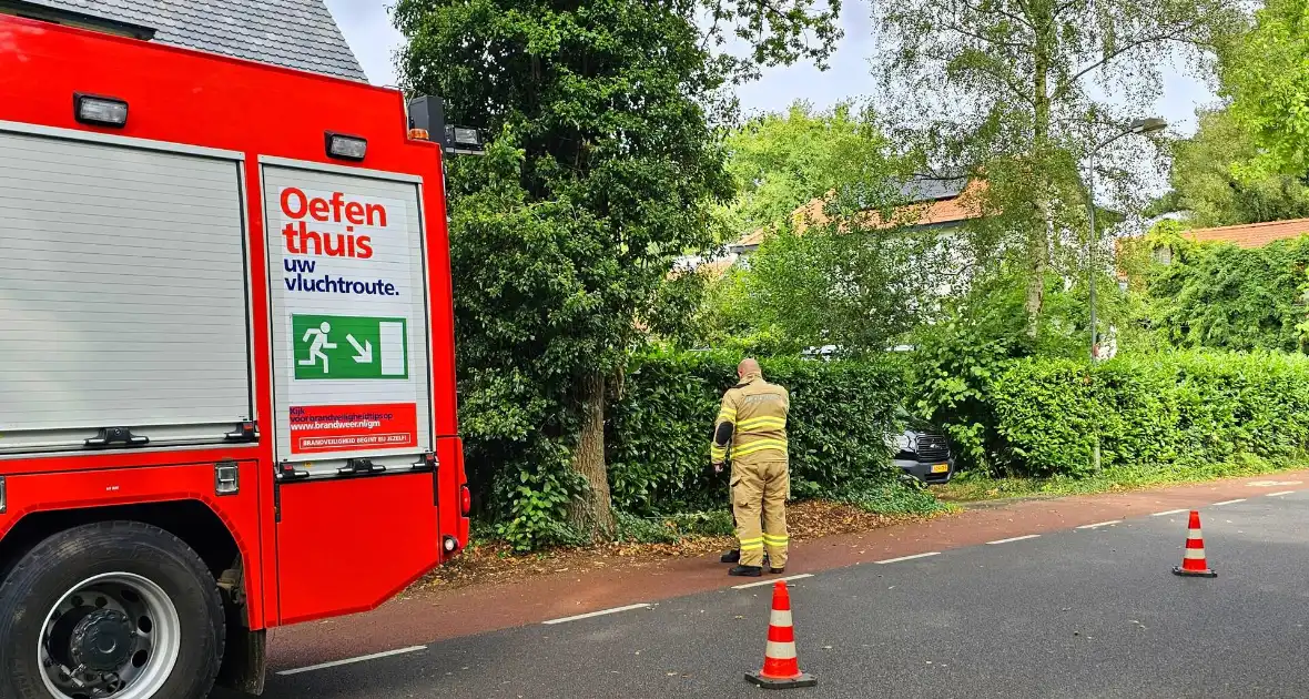 Brandweer en nutsbedrijf onderzoeken gaslek in woning - Foto 2