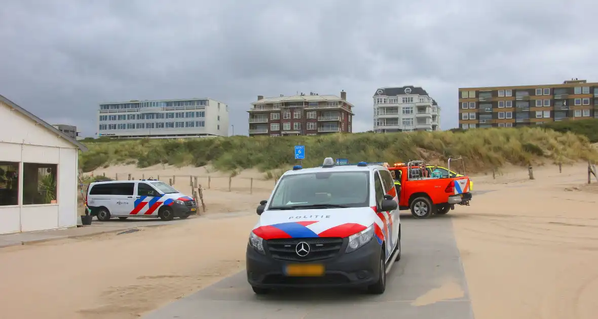 Hulpdiensten zoeken naar vermiste watersporter - Foto 10