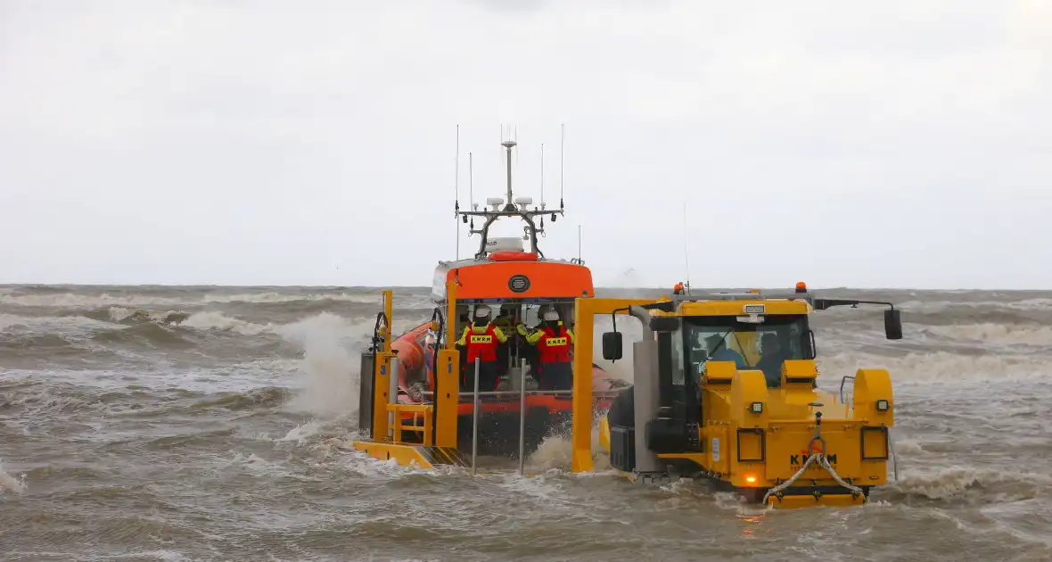 Hulpdiensten zoeken naar vermiste watersporter - Foto 2