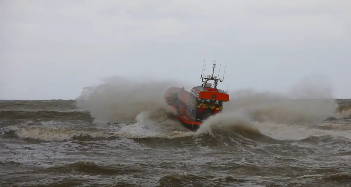 Hulpdiensten zoeken naar vermiste watersporter - Foto 3