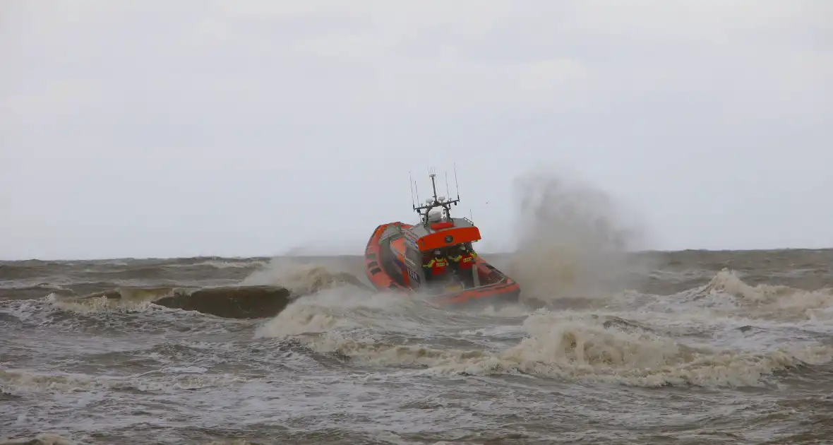 Hulpdiensten zoeken naar vermiste watersporter - Foto 4