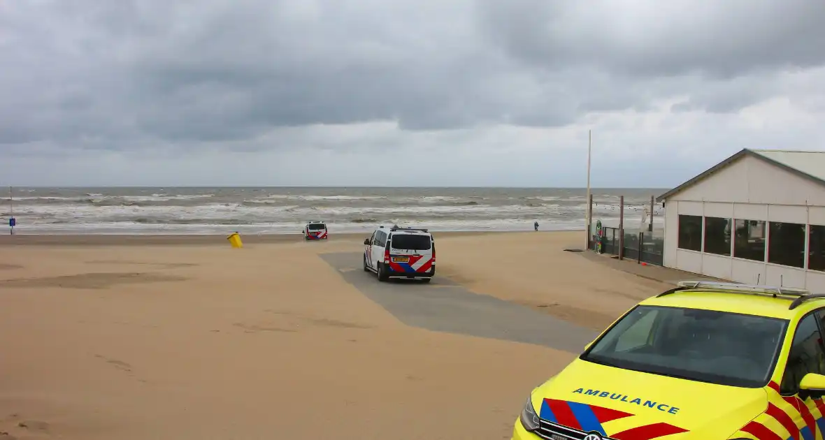 Hulpdiensten zoeken naar vermiste watersporter - Foto 6