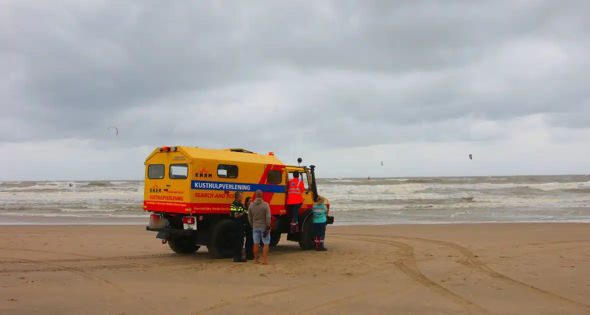 Hulpdiensten zoeken naar vermiste watersporter - Foto 8