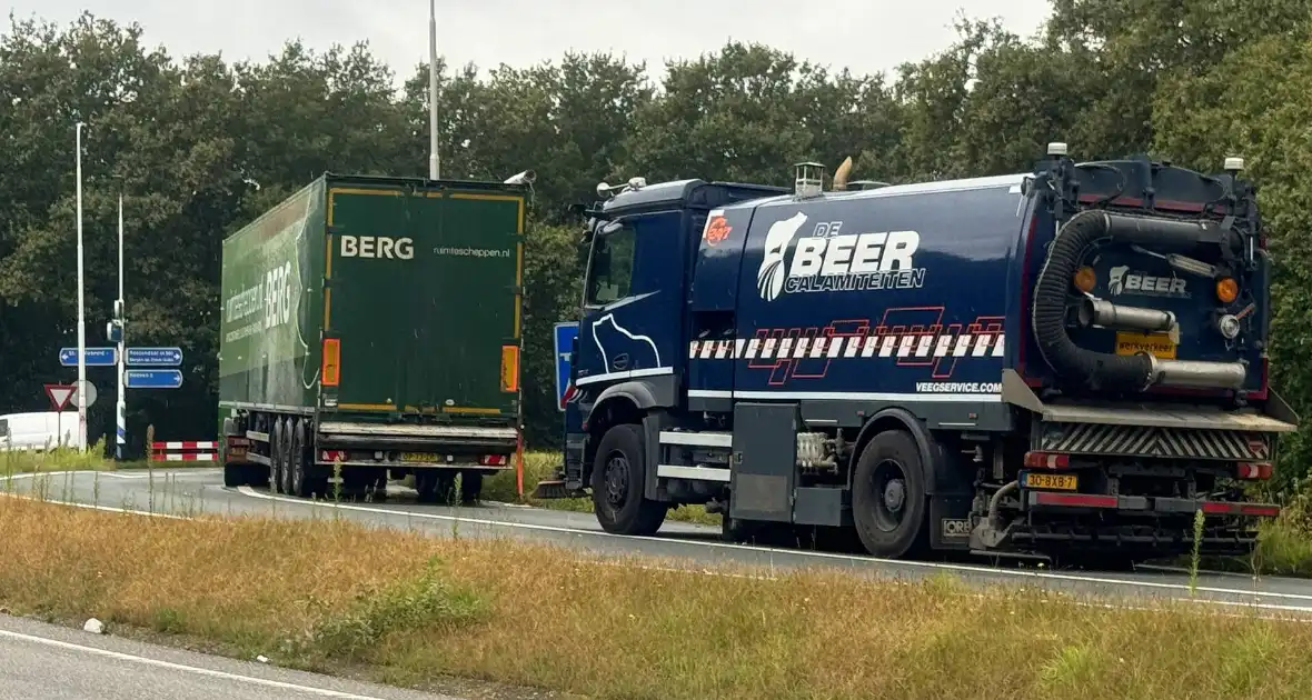 Vrachtwagen verliest lading op afrit