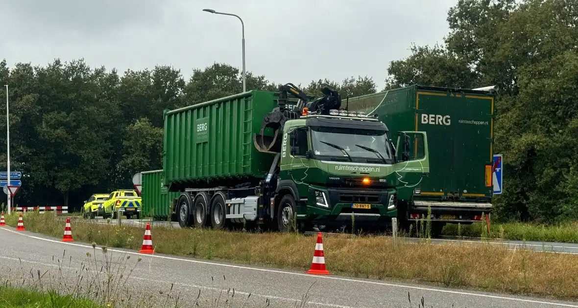 Vrachtwagen verliest lading op afrit - Foto 1