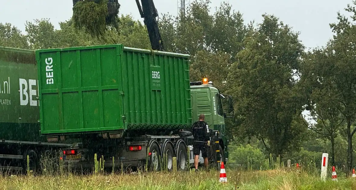 Vrachtwagen verliest lading op afrit - Foto 2