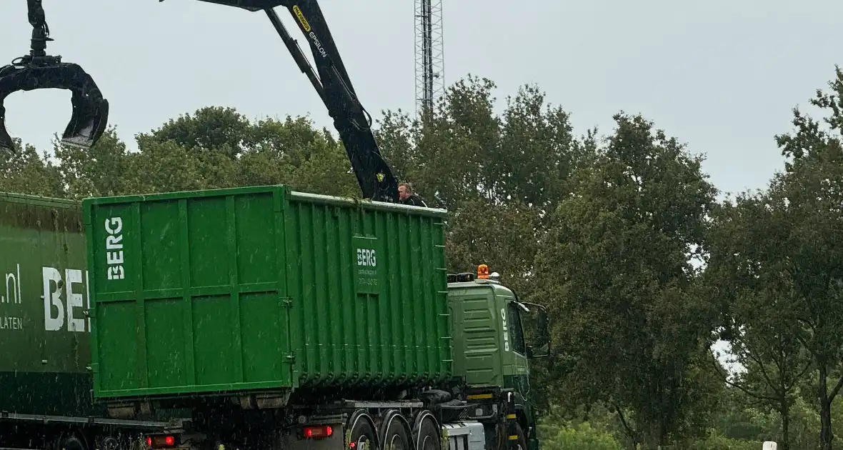 Vrachtwagen verliest lading op afrit - Foto 3