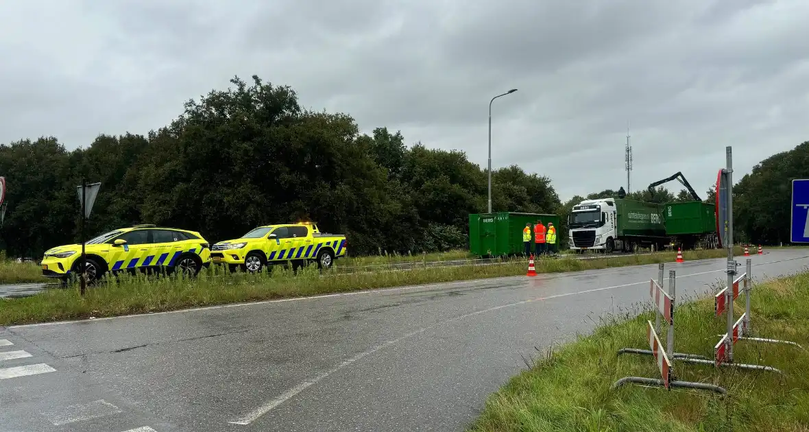 Vrachtwagen verliest lading op afrit - Foto 4