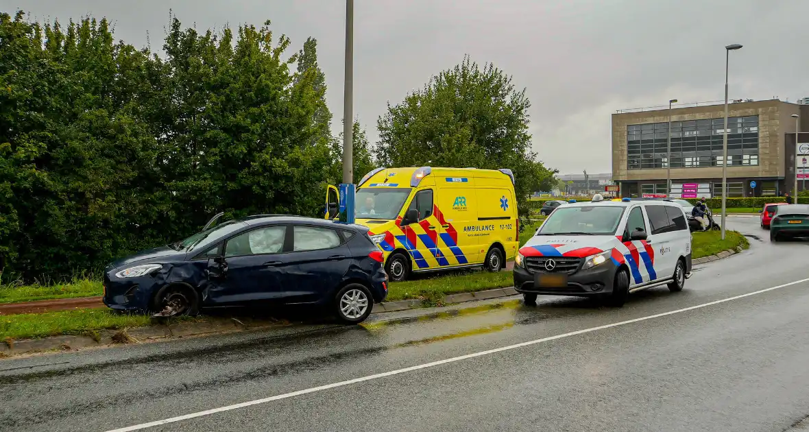 Bestuurster botst tegen vrachtwagentrailer na nooduitwijking - Foto 1