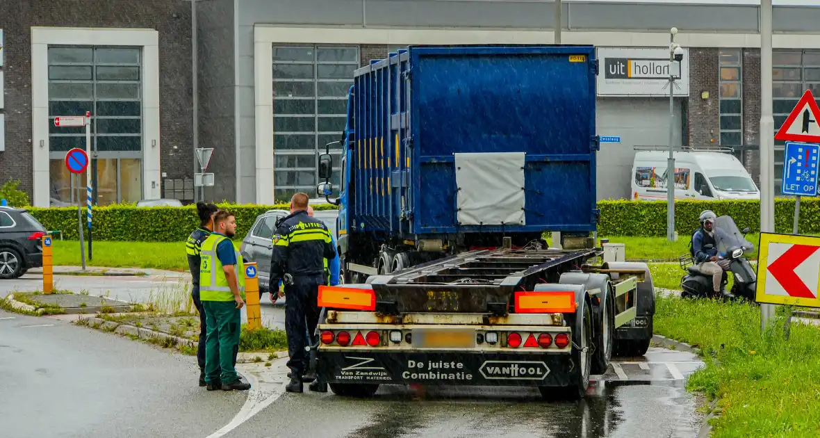 Bestuurster botst tegen vrachtwagentrailer na nooduitwijking - Foto 2