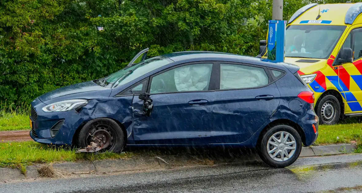 Bestuurster botst tegen vrachtwagentrailer na nooduitwijking - Foto 3