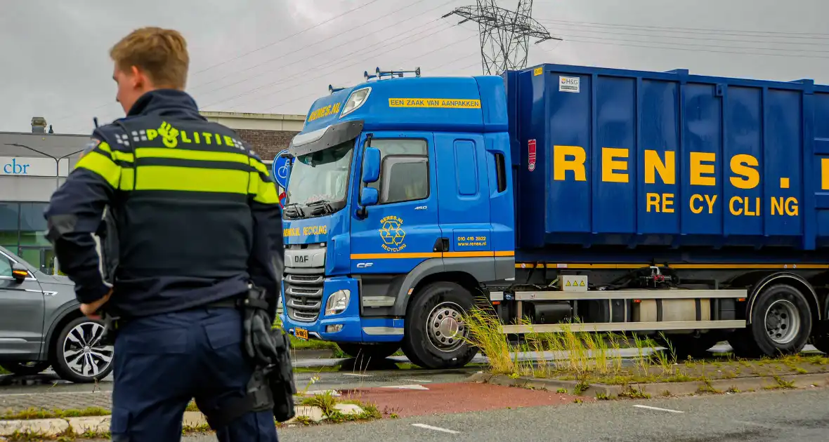 Bestuurster botst tegen vrachtwagentrailer na nooduitwijking - Foto 5