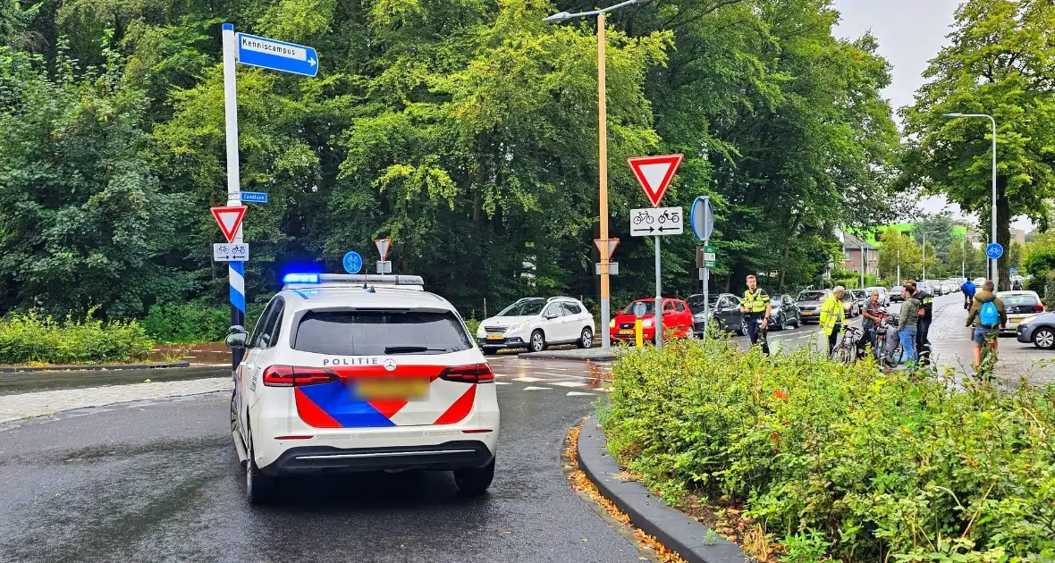 Fietser aangereden bij beruchte rotonde - Foto 1