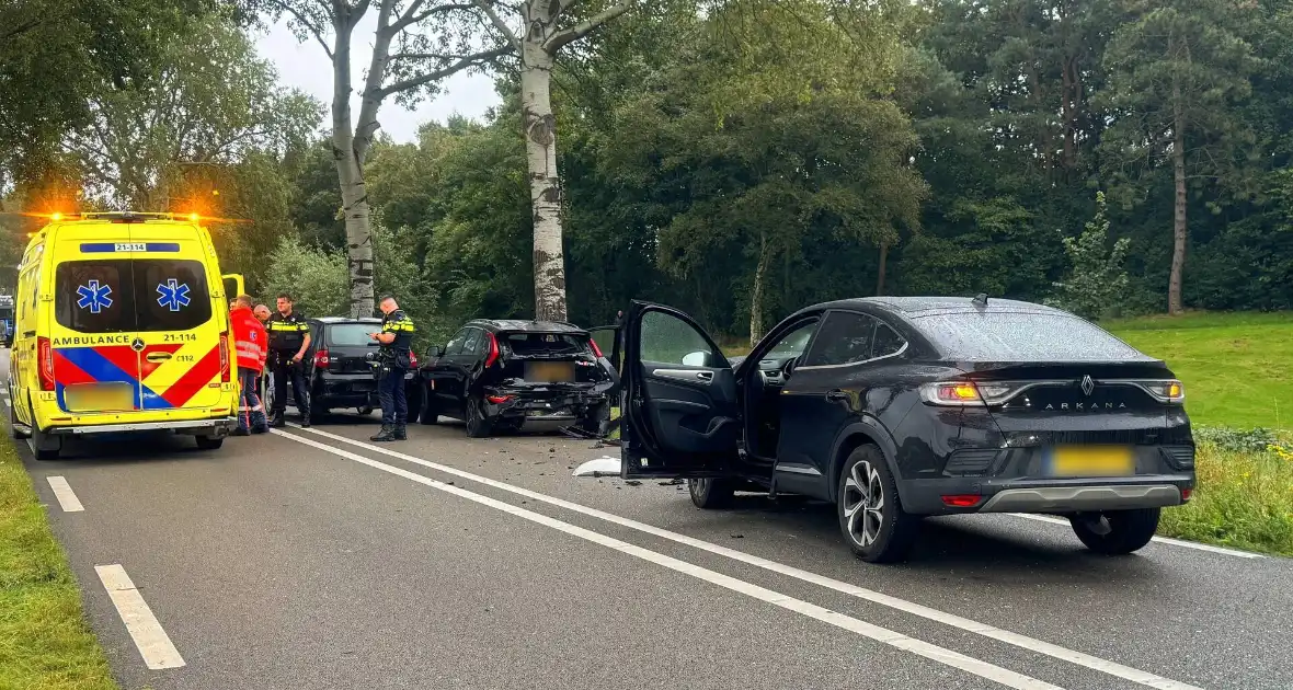 Gewonden en auto zwaar beschadigd bij kettingbotsing