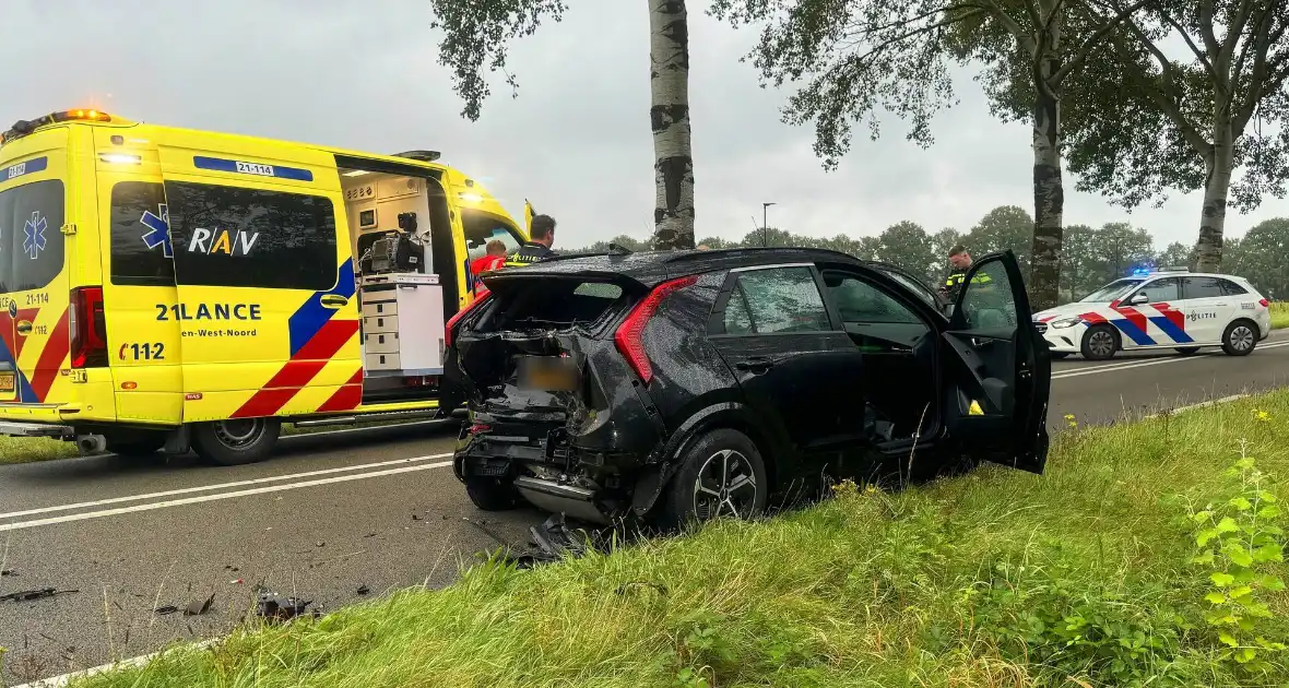 Gewonden en auto zwaar beschadigd bij kettingbotsing - Foto 1