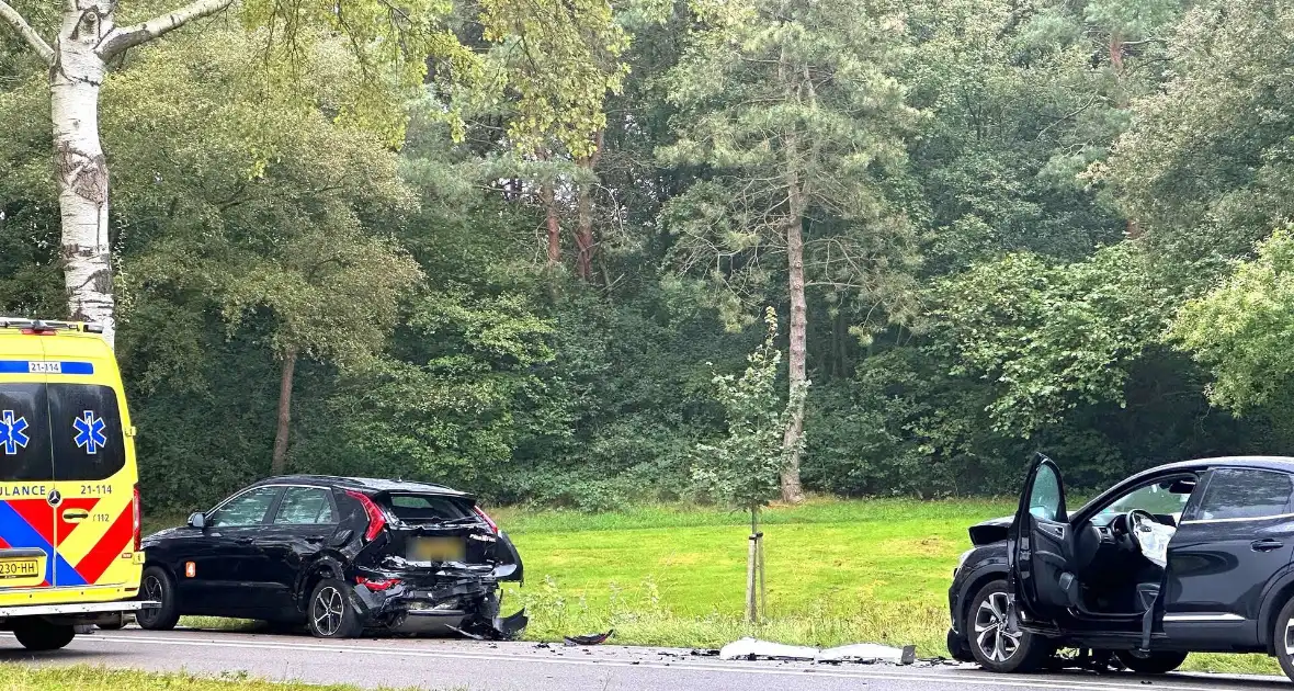 Gewonden en auto zwaar beschadigd bij kettingbotsing - Foto 10