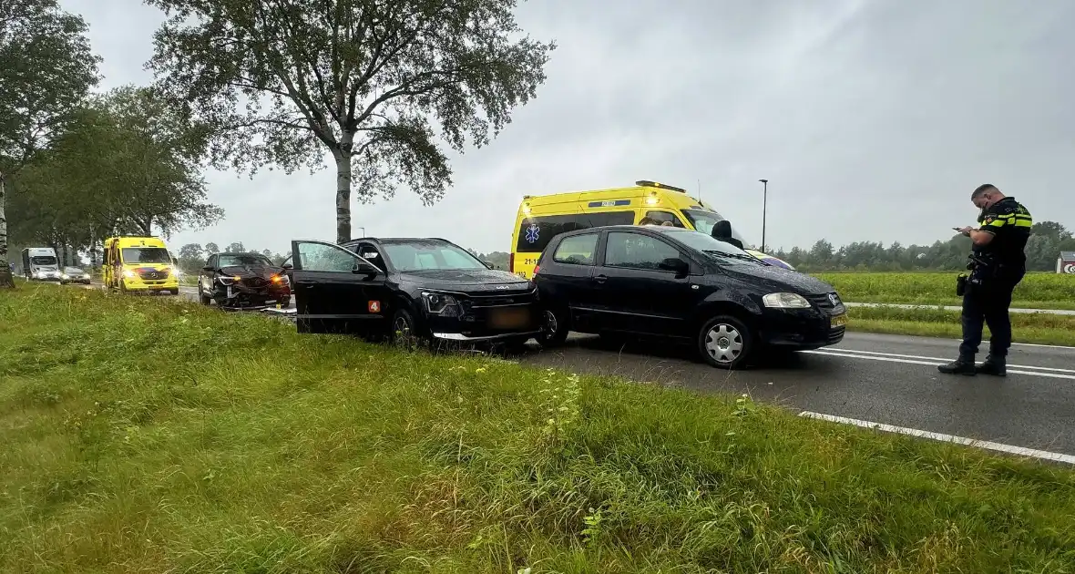 Gewonden en auto zwaar beschadigd bij kettingbotsing - Foto 2