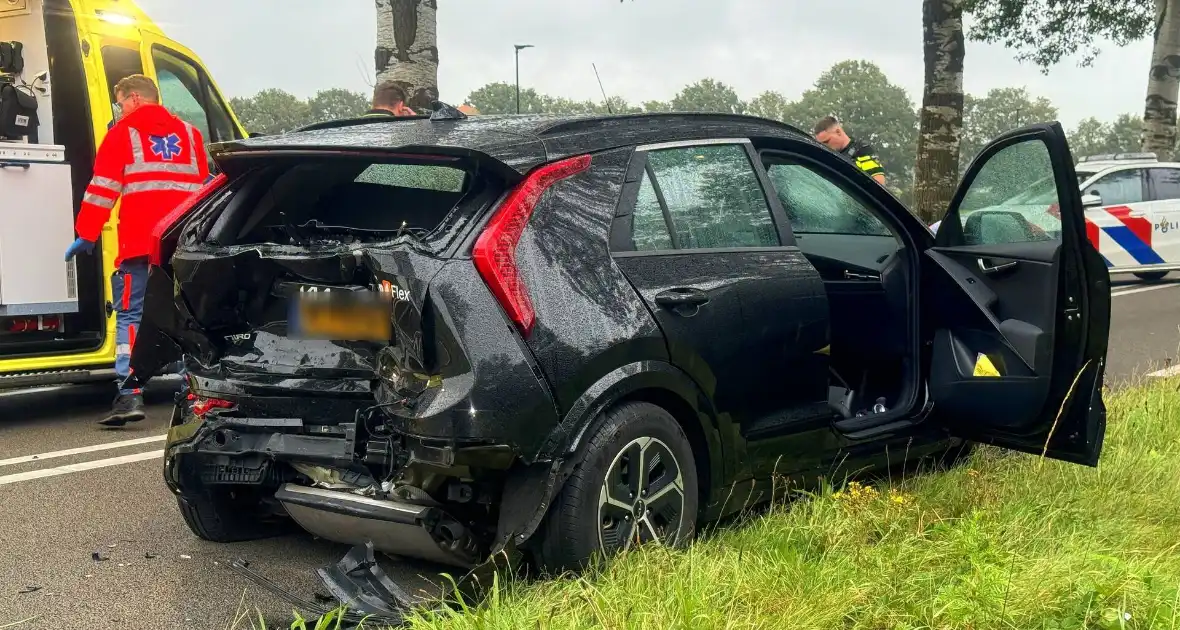 Gewonden en auto zwaar beschadigd bij kettingbotsing - Foto 3