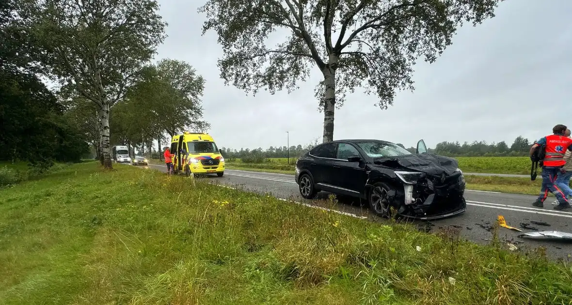 Gewonden en auto zwaar beschadigd bij kettingbotsing - Foto 4