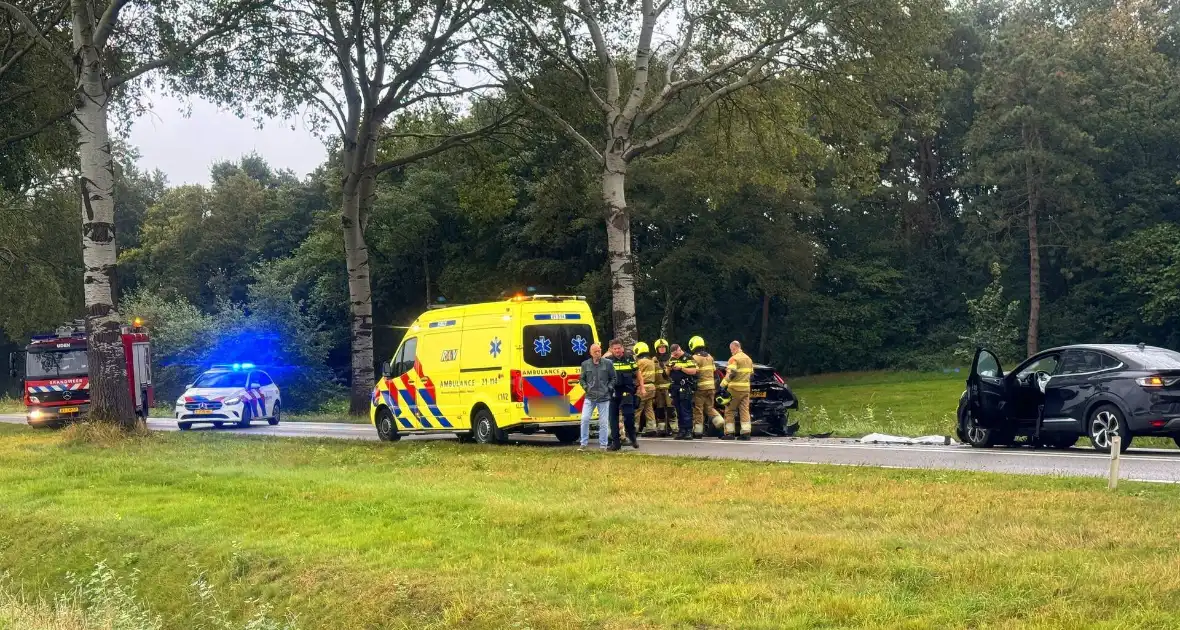 Gewonden en auto zwaar beschadigd bij kettingbotsing - Foto 6