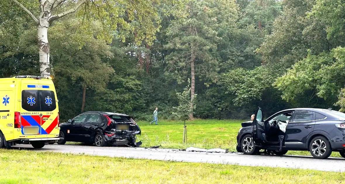 Gewonden en auto zwaar beschadigd bij kettingbotsing - Foto 8