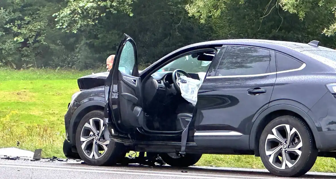 Gewonden en auto zwaar beschadigd bij kettingbotsing - Foto 9