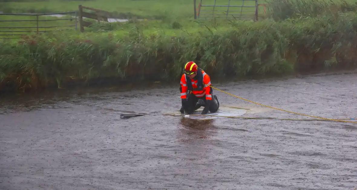 Omstanders verrichten heldendaad en redden te water geraakte automobilist