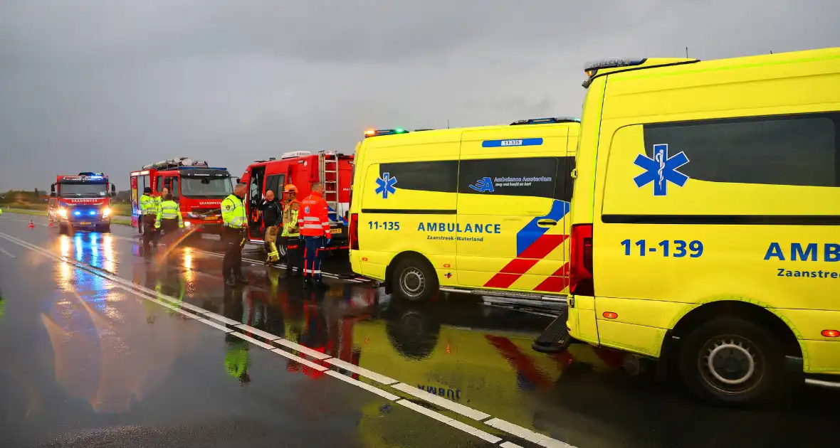 Omstanders verrichten heldendaad en redden te water geraakte automobilist - Foto 1