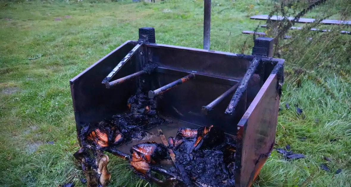 Buitenbrand vanuit brandweerwagen geblust tijdens regenval