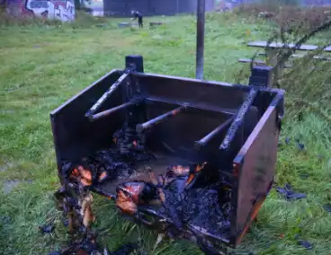 Buitenbrand vanuit brandweerwagen geblust tijdens regenval