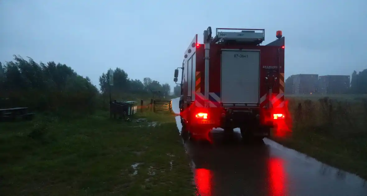 Buitenbrand vanuit brandweerwagen geblust tijdens regenval - Foto 1