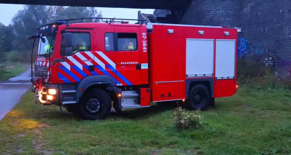 Buitenbrand vanuit brandweerwagen geblust tijdens regenval - Foto 2