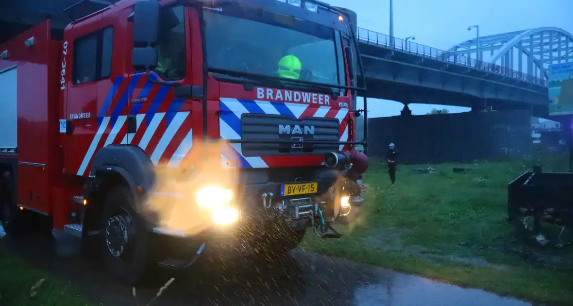 Buitenbrand vanuit brandweerwagen geblust tijdens regenval - Foto 3