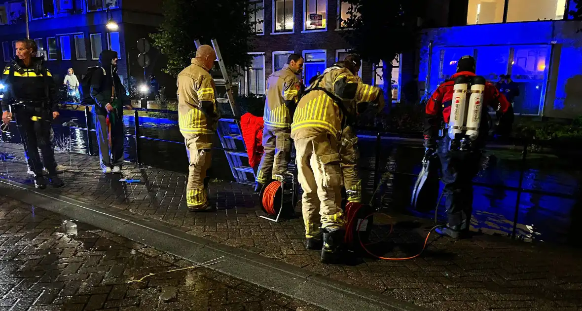 Omstanders halen persoon uit water na botsing - Foto 1