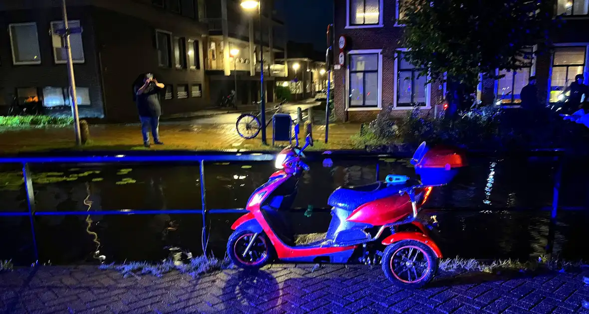 Omstanders halen persoon uit water na botsing - Foto 2